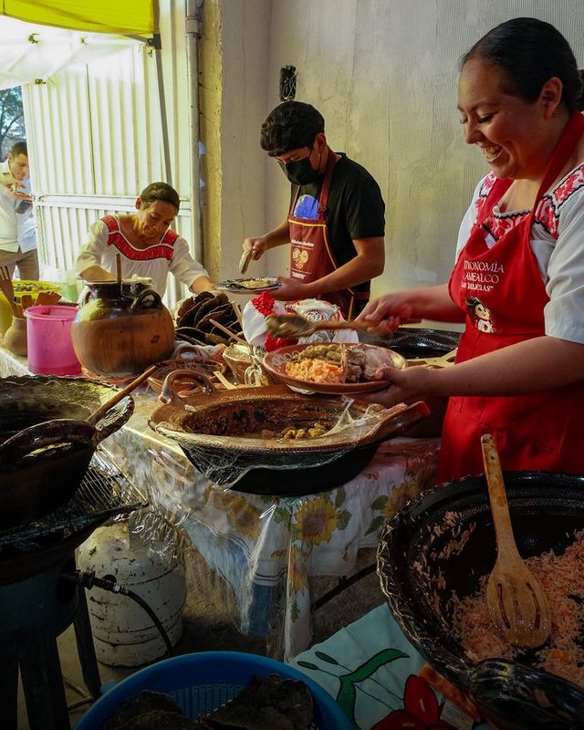 Cocineras preparan comida mexicana en un puesto