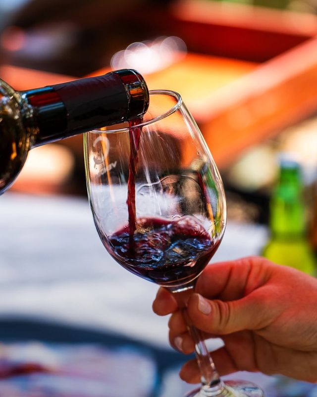 Una copa de vino tinto servida de la botella