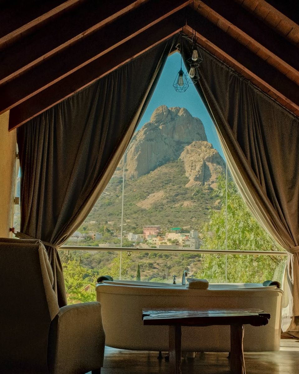 La Peña de Bernal vista desde la terraza de un hotel