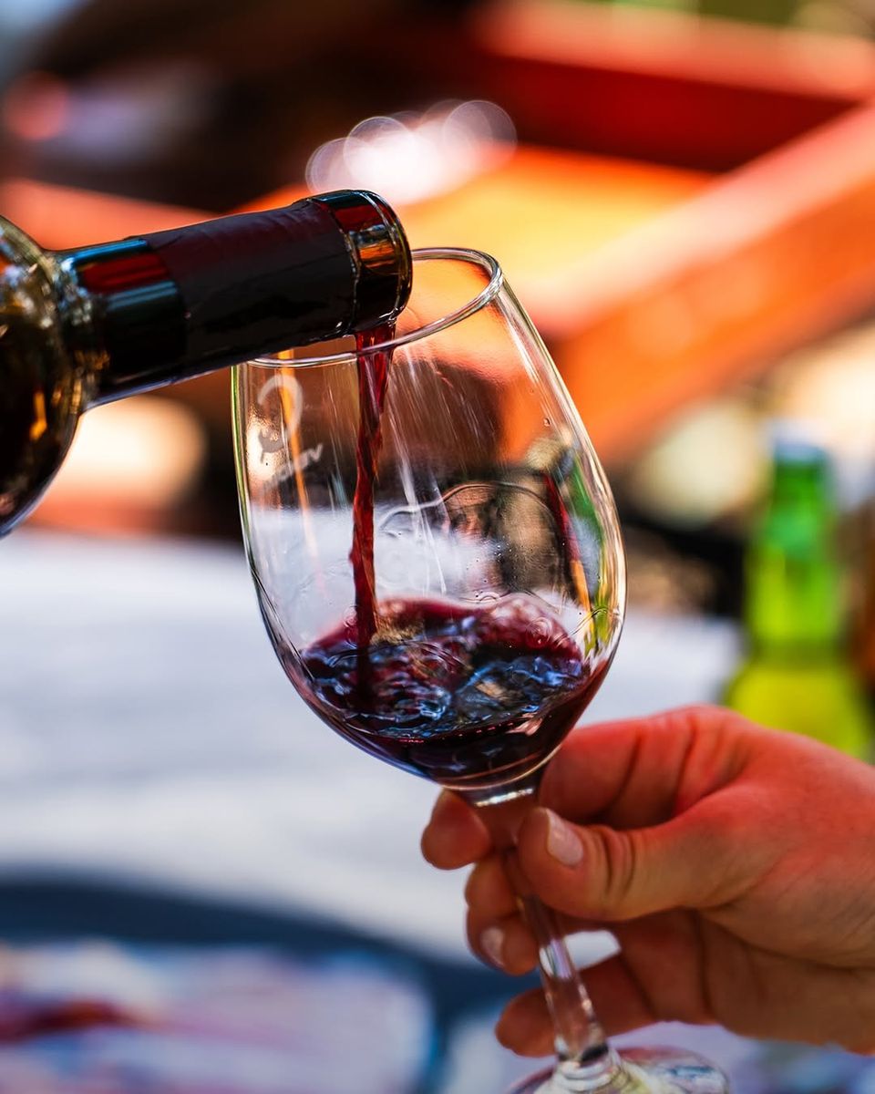 Vino tinto de Querétaro servido en una copa