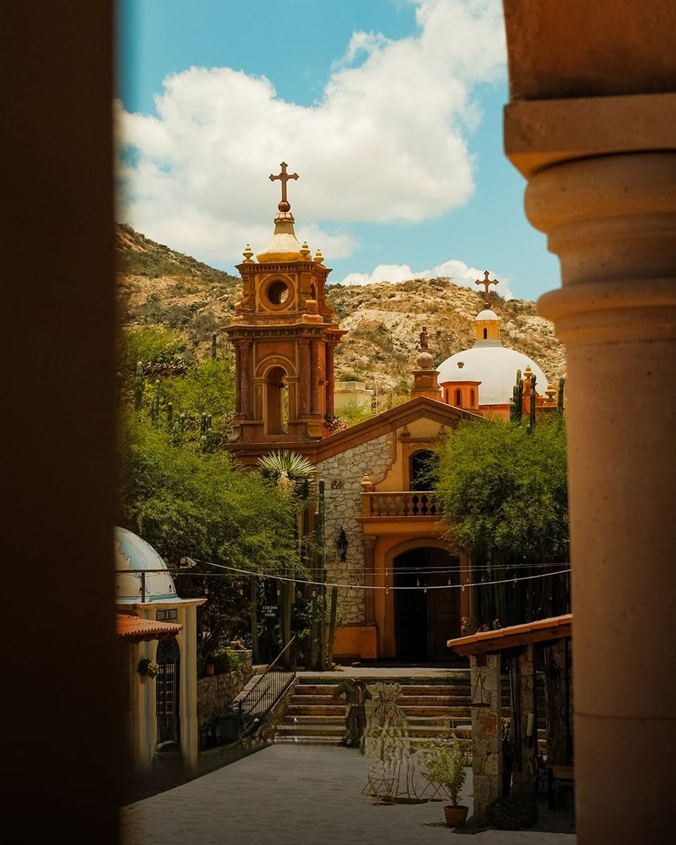 Iglesia entre cerros vista desde un pórtico