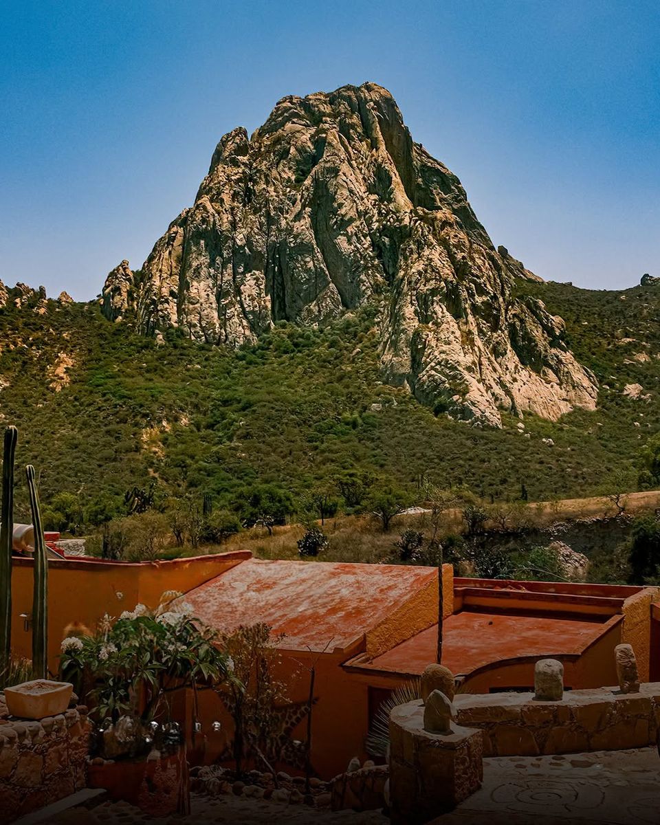 La Peña de Bernal sobre un hotel de adobe
