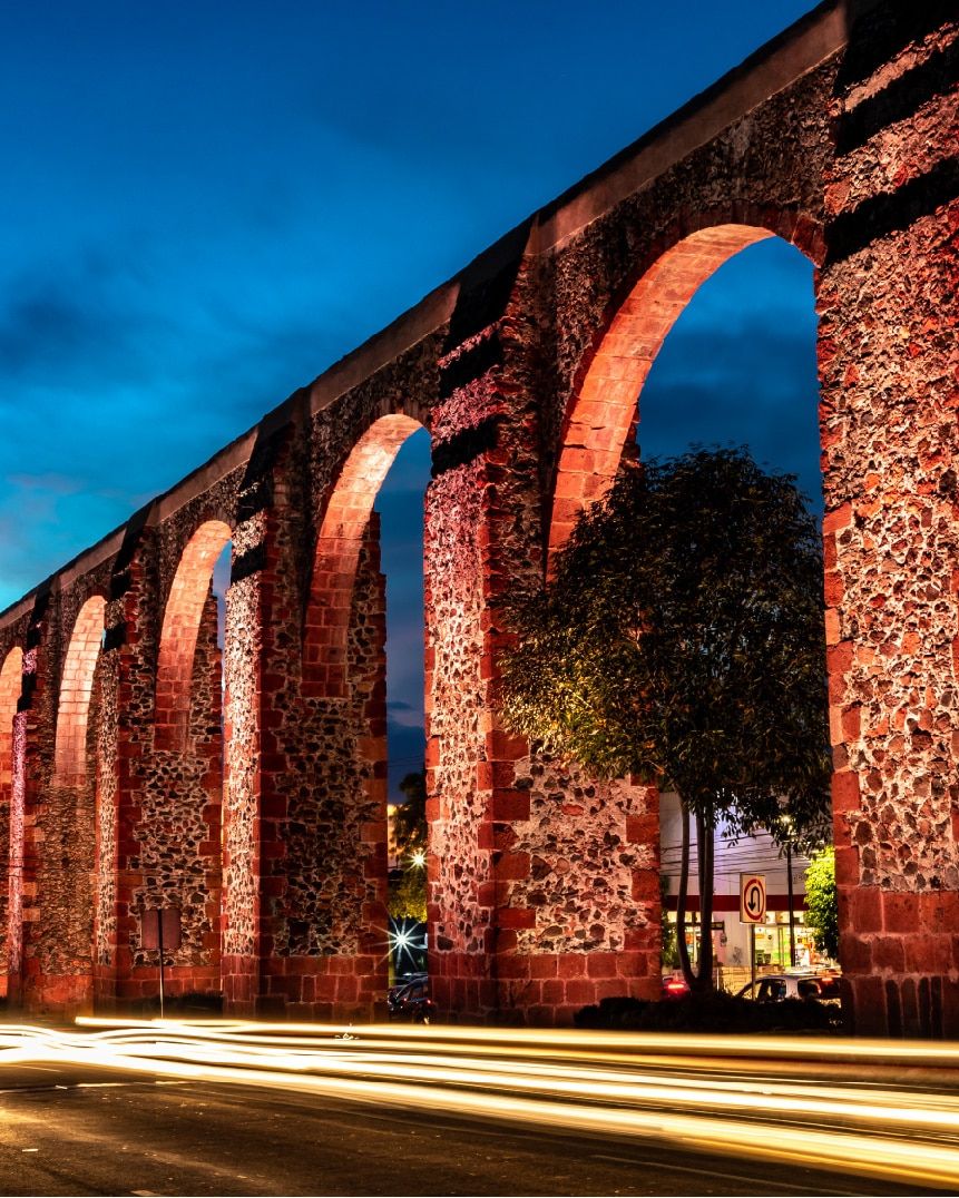 El acueducto de Querétaro iluminado al anochecer